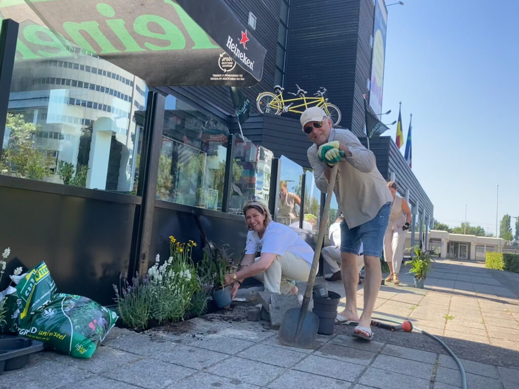 Restaurant Bogatti’s wipt tegels voor het NK Tegelwippen en daagt Zoetermeerders uit mee te doen