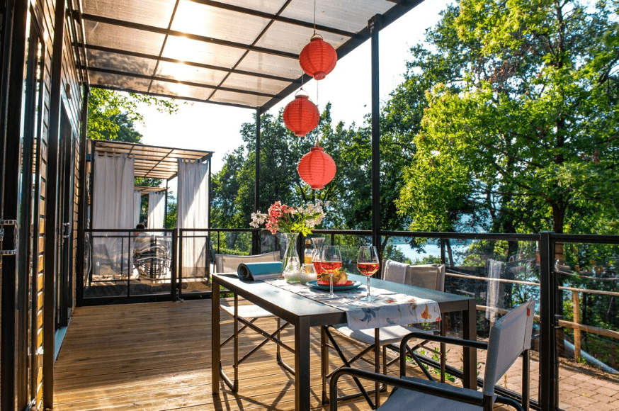 The hotel service of a camping family 1