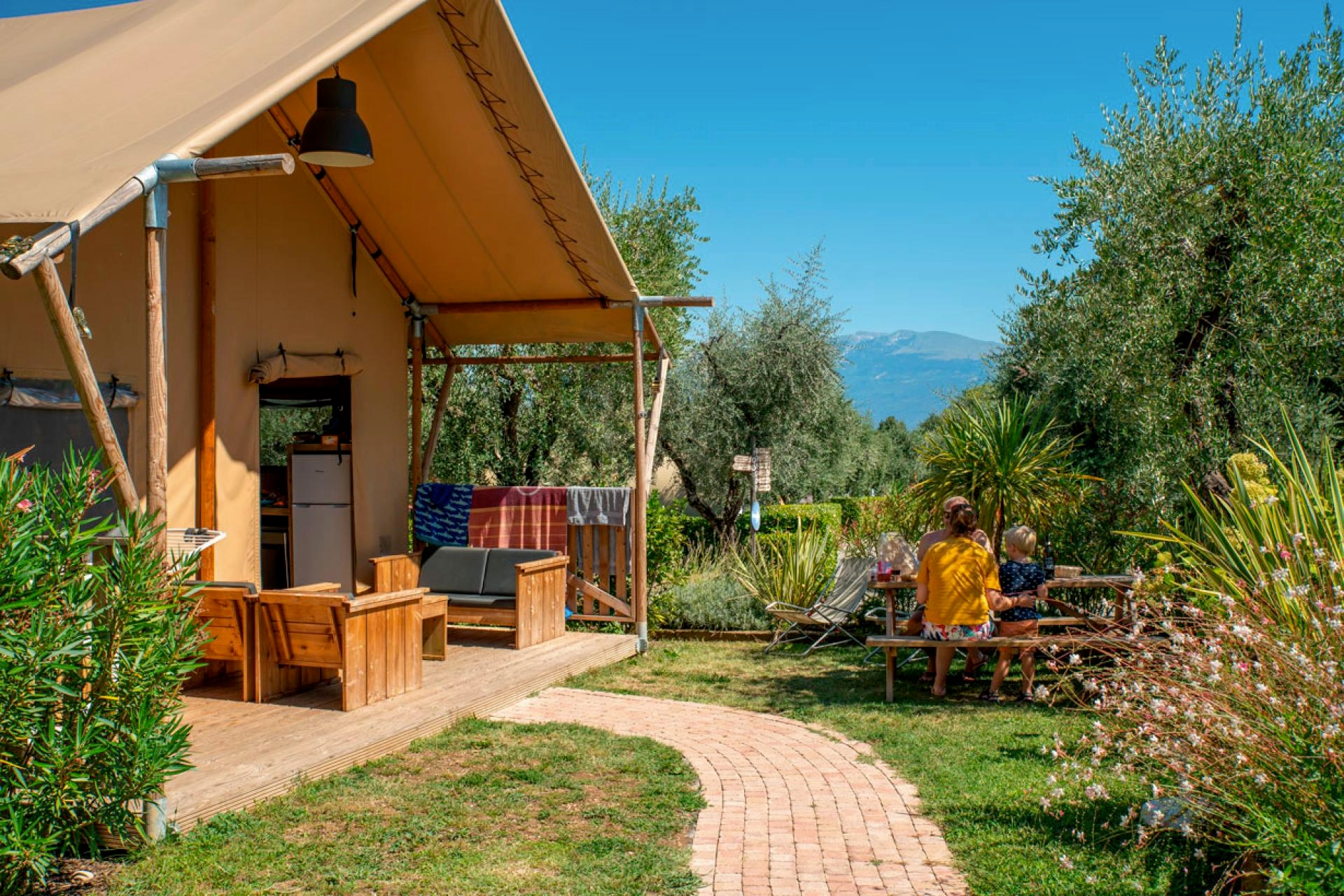 A camping family's hotel service 5