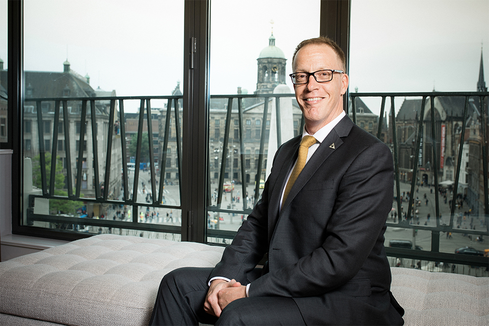 Portret: Arne Heuwekemeijer, Met Aziatische standaardenterug op de Dam 1