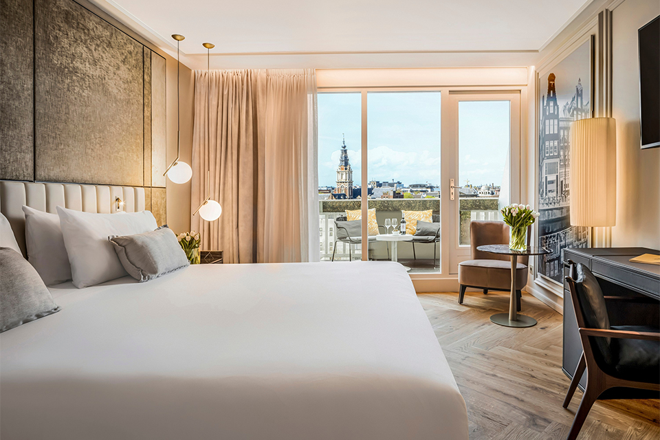 Portret: Arne Heuwekemeijer, Met Aziatische standaardenterug op de Dam 3